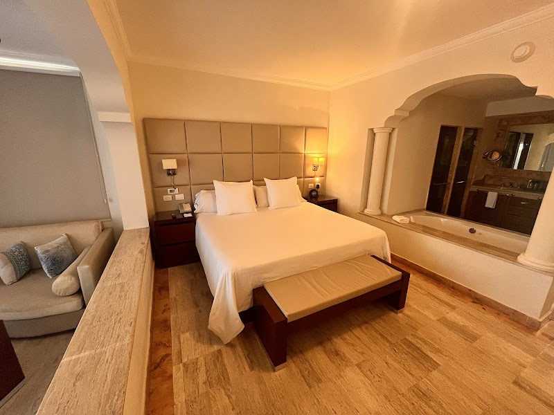 Excellence Riviera Cancun thumbnail 2