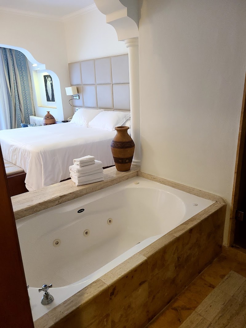 Excellence Riviera Cancun thumbnail 4